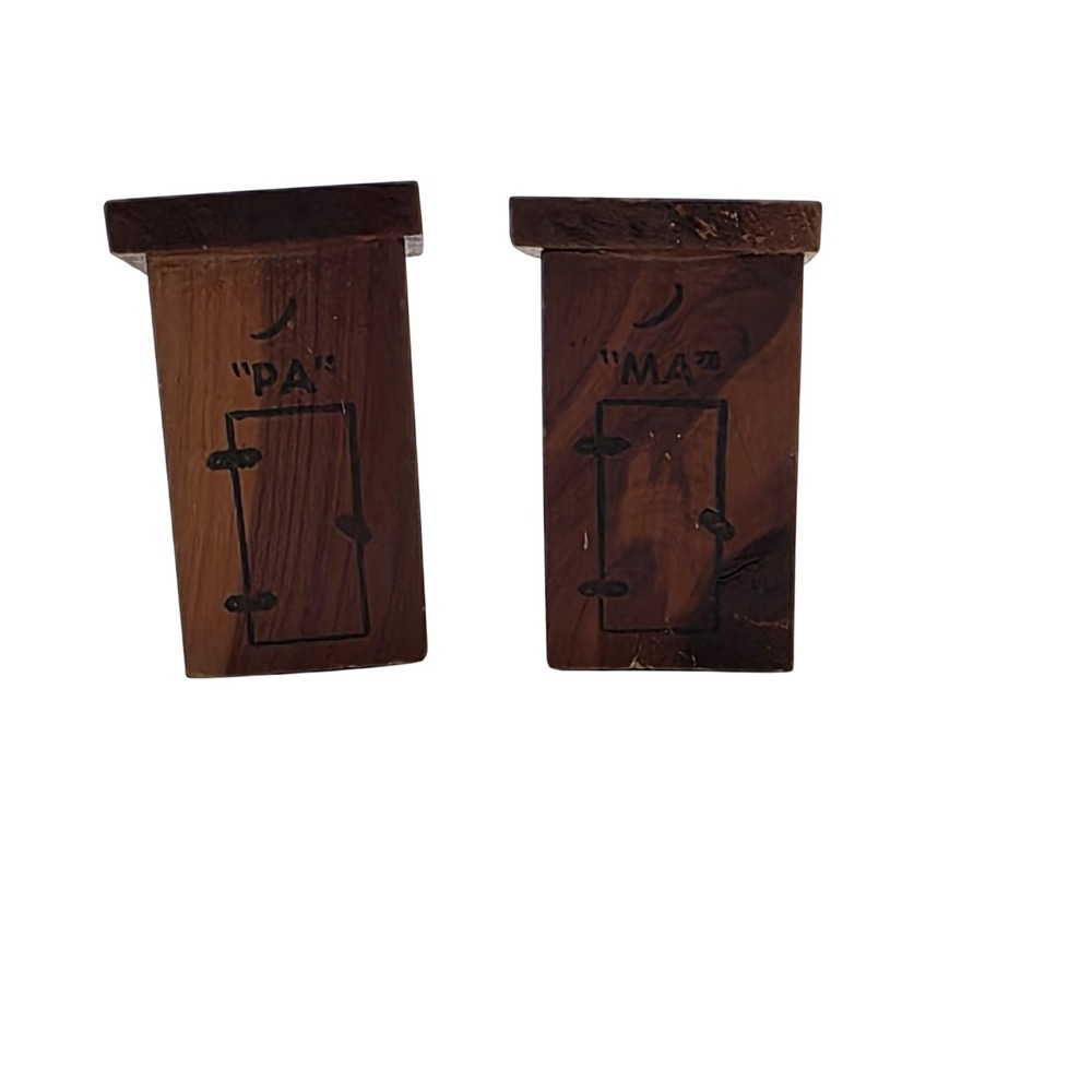Wood Outhouse Salt & Pepper Shakers Set MA PA Illinois Souvenir Rustic Novelty‎